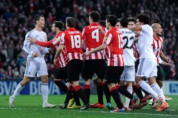 Cristiano Ronaldo fue expulsado durante un encuentro frente al Athletic Club por una supuesta agresión. El conjunto bilbaíno se revolvió con él formando una pequeña tangana.  