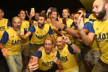 Tras más de diez años el Cádiz vuelve a la máxima categoría del fútbol español. Después del resultado del Real Zaragoza ante el Real Oviedo el conjunto andaluz ya es equipo de Primera. Junto con toda la ciudad, los jugadores festejaron el ascenso por todo lo alto.