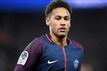 Tras su año en París, Neymar puede convertirse en un culebrón un año más. Es uno de los mayores deseos de Florentino Pérez. Su precio ascendería aproximadamente a 260 millones de euros. Nasser Al-Khelaïfi quiere retenerle pero el club blanco le tentará con dinero sobre la mesa.