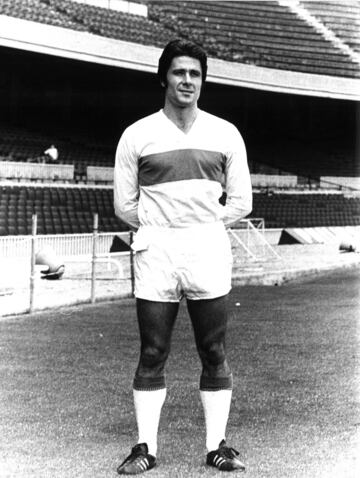 Jugó en el Barcelona entre 1969 y 1973 y en el Elche entre 1973 y 1976.