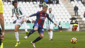 Vadillo impulsa al Huesca y destroza a un Córdoba hundido