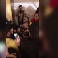 Maradona lanza golpes contra aficionados que lo trollean tras perder la final