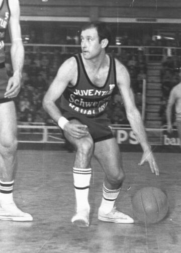 Durante dos décadas fue el jugador que más partidos había disputado con Espa?a (222). Capitán de la Selección durante diez a?os, ganó la plata europea de 1973 y fue el primer jugador en disputar ocho Eurobaskets. En baloncesto de clubes, ganó dos Ligas (una con el Bar?a y otra con el Joventut) y dos Copas (también con el Bar?a y la Penya). Premio Fair Play de la UNESCO en 1969, tras su retirada se dedicó al baloncesto de formación.