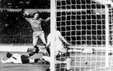 25 de marzo de 1981. Espa?a consigui¨® en Wembley la primera victoria ante el equipo ingl¨¦s en su casa (1-2), precisamente el mismo d¨ªa de la liberaci¨®n de Quini. En la imagen el gol de Satr¨²stegui.