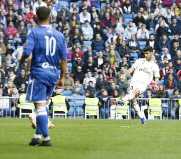 El jugador del Real Madrid Asensio marca el 2-0 al Melilla. 