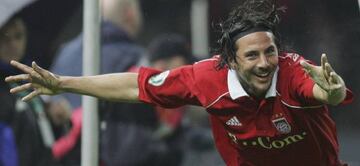 Claudio Pizarro celebra un gol ante el Eintracht Frankfurt