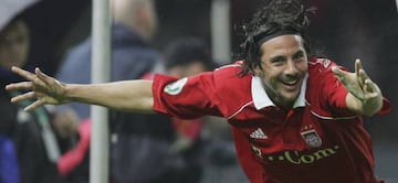 Claudio Pizarro celebra un gol ante el Eintracht Frankfurt