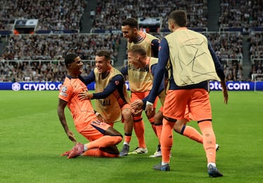 0-1. El extremo inglés celebra el primer tanto con sus compañeros.