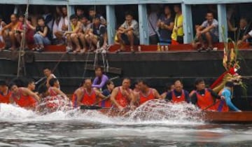 China celebra hoy este festival que conmemora la memoria del poeta chino Qu Yuan, que se ahogó en el 277 antes de Cristo, para protestar contra el gobierno corrupto de su tiempo. Celebración en el Puerto pesquero de Aberdeen de Hong Kong.