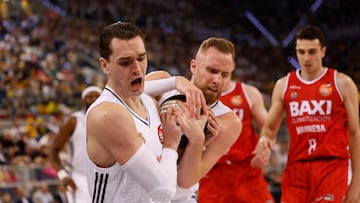 Mario Hezonja pelea un balón durante el Real Madrid-Baxi Manresa de cuartos de final de la Copa del Rey.