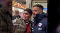 Hincha de la U se encuentra con Mena en el Aeropuerto y le dice este mensaje: la reacción del jugador ya es viral