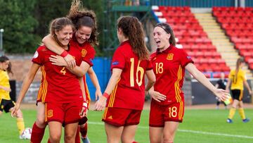 GRAF5168. STIRLING (REINO UNIDO), 16/07/2019.- La capitana y defensa española Laia Alexandri (i) celebra el segundo gol anotado de cabeza en el minuto 65 con sus compañeras, acción que supuso la victoria de 'La Rojita' 2-0 d