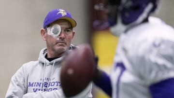 Mike Zimmer se opera del ojo derecho por octava vez