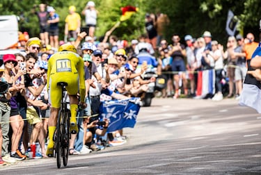 Tadej Pogacar con el maillot amarillo durante la contrarreloj.