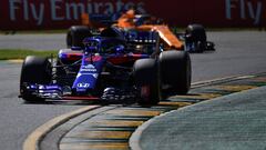 Toro Rosso&#039;s New Zealand driver Brendon Hartley drives around the Albert Park circuit during the first Formula One practice session in Melbourne on March 23, 2018, ahead of the Formula One Australian Grand Prix. / AFP PHOTO / Saeed Khan / -- IMAGE RESTRICTED TO EDITORIAL USE - STRICTLY NO COMMERCIAL USE --