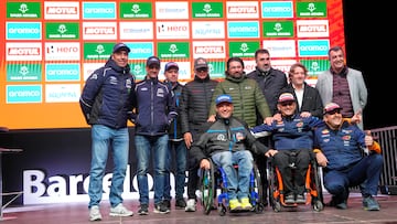BARCELONA, 01/12/2023.- Fotografía de familia durante la presentación de los pilotos y equipos españoles que participarán en el Dakar 2024, que tendrá lugar entre el 5 y 19 de enero en Arabia Saudí, este viernes en Barcelona. EFE/Alejandro García