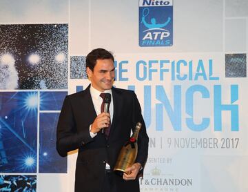 De los 25 maestros campeones, es el de Basilea quien más veces ha alzado los brazos en las ATP Finals. Con seis títulos, Federer posee el récord de trofeos en este torneo, merced a sus victorias en 2003, 2004, 2006, 2007, 2010 y 2011. Federer es también el jugador que más veces ha superado la fase de grupos, con un total de 16 presencias en semifinales y 10 partidos por el título disputados (en 17 participaciones, también récord). Tampoco nadie ha ganado más partidos que él en esta cita: 59. En cuanto a títulos, le siguen Djokovic, Sampras y Lendl, aunque sólo el serbio permanece en activo para igualar o superar al maestro suizo en el futuro.