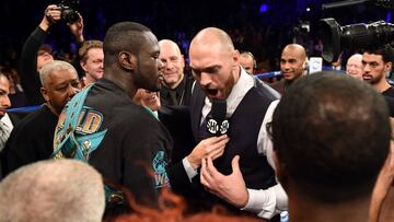 Tyson Fury reta sobre el ring a Deontay Wilder tras la victoria del segundo sobre Artur Szpilka.