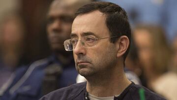 RLX100. LANSING (MI, EE.UU.), 24/01/2018. Larry Nassar asiste a los procedimientos judiciales en la fase de sentencia hoy, miércoles 24 de enero de 2018, en Lansing, Michigan (EE.UU.). El Dr. Larry Nassar, médico de la Universidad Estatal de Michigan y para el equipo de gimnasia de los EE.UU., fue declarado culpable de múltiples cargos de abuso sexual de menores. Nassar fue sentenciado a 40-175 años de prisión por los casos de agresión sexual. EFE/Rena Laverty