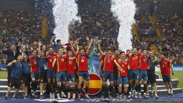 Espa&ntilde;a Sub-21 levanta el trofeo conquistado en Udine en 2019.