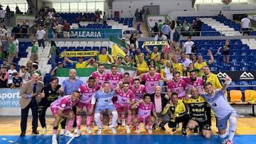 El cuerpo técnico del Jaén y los jugadores posan junto a su afición en Palma durante las semifinales.