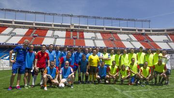Leyendas de La Roja, entrenadas por Jesús Paredes, ayer en el Imperdible_02 de Cotec en el Vicente Calderón.