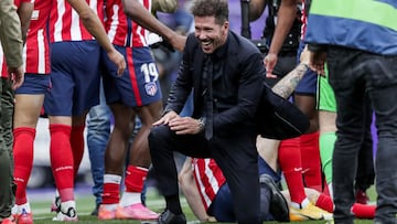 Diego Pablo Simeone celebra el título de Liga nada más terminar el partido Valladolid-Atlético de la última joranda