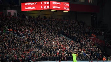 Messi, con el marcador de fondo en Anfield despu&eacute;s del 4-0 de Origi.