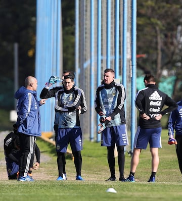 Por primera vez, Franco Armani entrenó con la Selección Argentina en Ezeiza al lado de Willy Caballero y Nahuel Guzmán. Sueño cumplido para el portero de River que en 6 meses se ganó su cupo a Rusia y podría ser titular del equipo de Sampaoli. 