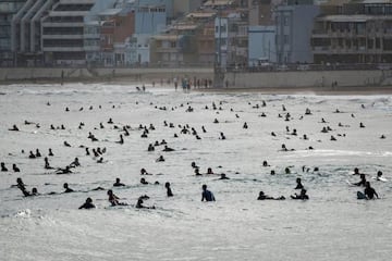 Decenas de surfistas en la la playa de Las Canteras, en Las Palmas de Gran Canaria, el primer día que se permitía el surf en España tras más de 40 días de confinamiento total respecto a la actividad deportiva al aire libre.
