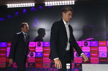 Emilio Butragueño junto con Marcos Llorente llegando a la rueda de prensa.