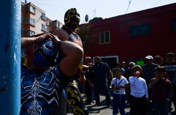 En Tepito, un barrio de Ciudad de México, se ha celebrado un campeonato de lucha al aire libre que busca promover el deporte entre los jóvenes para alejarlos de la criminalidad.