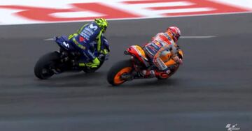 El de Honda ya hab¨ªa tocado a Aleix Espargar¨® mientras recuperaba posiciones porque hab¨ªa recibido un 'ride through' tras la salida. Al pasar a Rossi, le empuj¨®. Fue sancionado con 30 segundos.