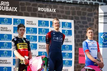 Van Aert, Van Baarle y Küng en el podio de la París-Roubaix