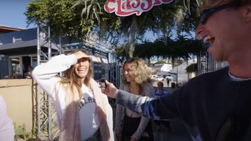 Surfista preguntando a surfista en el J-Bay Classic