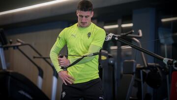 26-02-25. LANDER OLAETXEA, EN EL GIMNASIO DE MAREO.