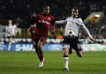 En la temporada 2010-2011, fue Roberto Rosales quien debut車 en esta competici車n con el Twente de Holanda.