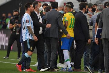 Messi y Neymar intentan saber qu¨¦ est¨¢ pasando.