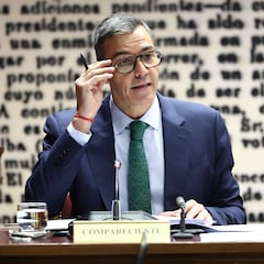 Comparan a Pedro Sánchez con Clark Kent por su nuevo look en el Senado y las redes se llenan de memes: “¡Es Superman!”
