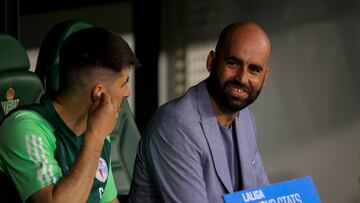 Claudio Giráldez, sentado en el banquillo del Benito Villamarín.