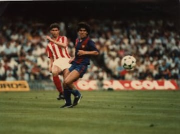 En 1982 dio el gran salto a Europa. Su primer equipo en el viejo continente fue el Barcelona, en el que estuvo hasta 1984. Jugaría 58 partidos, con 38 goles marcados y 24 asistencias dadas.