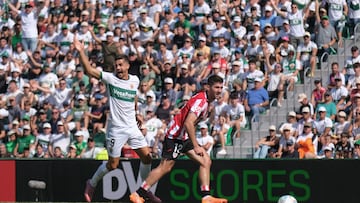 ELCHE, 19/10/2025.- André da Silva (i), del Elche, y Jesús Areso Blanco, durante el partido correspondiente a la jornada 9 de LaLiga entre el Elche y el Athletic, este domingo, en el estadio Manuel Martínez Valero de Elche. EFE/ Pablo Miranzo