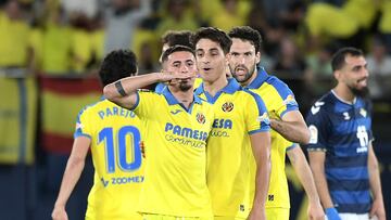 Villarreal's Spanish forward Yeremi Pino celebrates with teammates scoring his team's first goal during the Spanish league football match between Villarreal CF and Real Betis at La Ceramica stadium in Vila-real on March 12, 2023. (Photo by Jose Jordan / AFP)