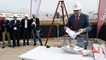 José Castro puso la primera piedra de la ciudad deportiva del Sevilla.