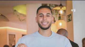 Anuar posa en su presentación.