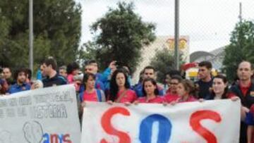 <b>LÁGRIMAS. </b>Dos centenares de jugadores y canteranos no profesionales se manifestaron ayer. A las chicas del patinaje se les escaparon lágrimas.