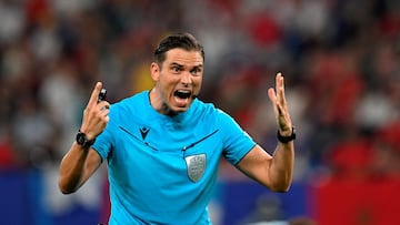 Sandro Schärer realiza un gesto durante el Georgia-Portugal de la pasada Eurocopa.