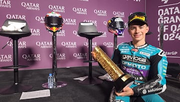 David Alonso con su trofeo de ganador en Qatar.