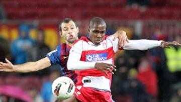 <b>GOLEADOR. </b>Ighalo, ante Mascherano en el Barcelona-Granada del Camp Nou.
