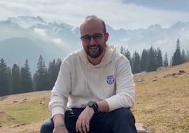 Víctor Ballesteros, profesor de filosofía: “No existe secreto de la felicidad, es mejor llevar una vida auténtica”